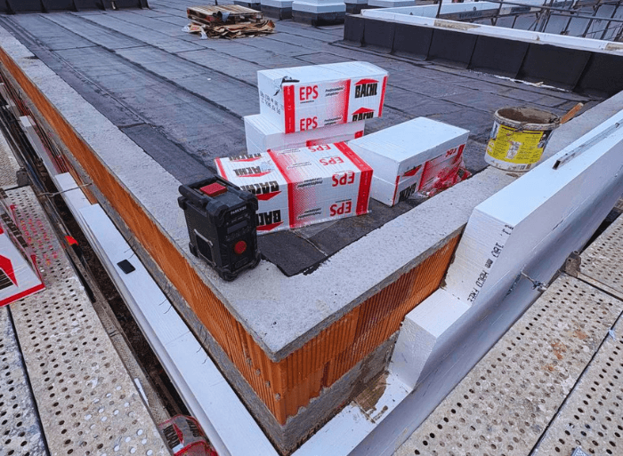 Průběh kompletní realizace a zateplení fasády o ploše 1000 m2 v Blansku od firmy Mister stav s.r.o. Fotografie detailně zachycují pokládku polystyrenu, armování perlinkou kolem oken a aplikaci finální moderní šedé omítky.