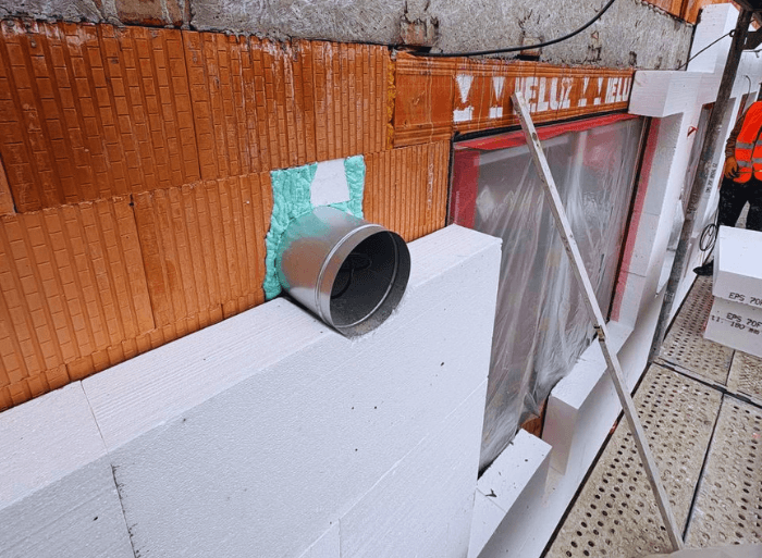 Průběh kompletní realizace a zateplení fasády o ploše 1000 m2 v Blansku od firmy Mister stav s.r.o. Fotografie detailně zachycují pokládku polystyrenu, armování perlinkou kolem oken a aplikaci finální moderní šedé omítky.
