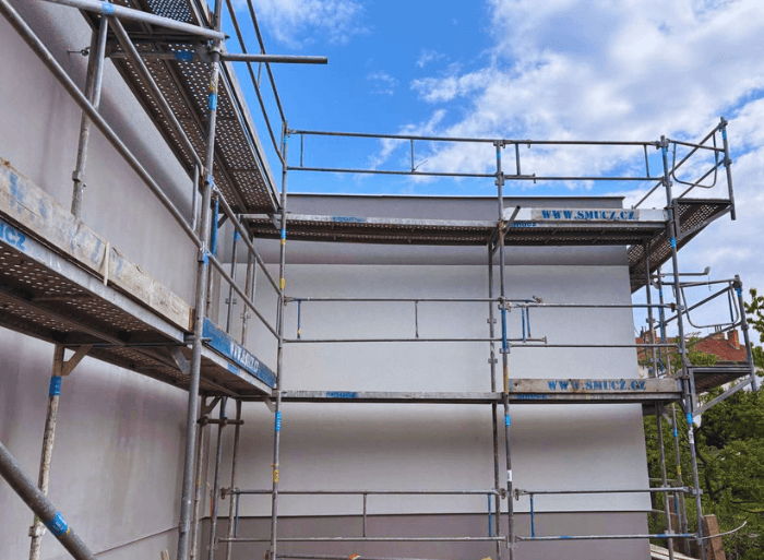 Průběh kompletní realizace a zateplení fasády o ploše 1000 m2 v Blansku od firmy Mister stav s.r.o. Fotografie detailně zachycují pokládku polystyrenu, armování perlinkou kolem oken a aplikaci finální moderní šedé omítky.